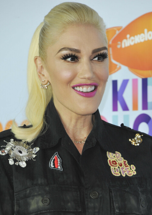 GwenStefani_2017KCA_BlackOutfit_HQPicsSpace_55b6c13b9335a25db8.jpeg