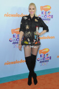 GwenStefani_2017KCA_BlackOutfit_HQPicsSpace_595d95561a355e1db5
