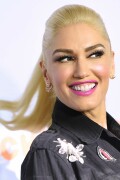 GwenStefani_2017KCA_BlackOutfit_HQPicsSpace_5a480b8f918258d1b