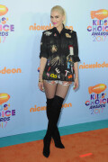 GwenStefani_2017KCA_BlackOutfit_HQPicsSpace_603a6671a58a3b4fe1