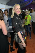 GwenStefani_2017KCA_BlackOutfit_HQPicsSpace_61137793eada708d39