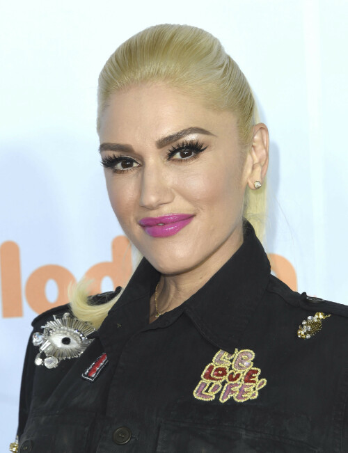 GwenStefani_2017KCA_BlackOutfit_HQPicsSpace_704c3b2bd31dc9e603.jpeg