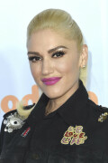 GwenStefani_2017KCA_BlackOutfit_HQPicsSpace_704c3b2bd31dc9e603