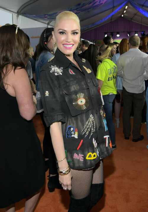 GwenStefani_2017KCA_BlackOutfit_HQPicsSpace_71b1aeedef524d66cc.jpeg