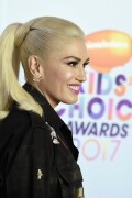 GwenStefani_2017KCA_BlackOutfit_HQPicsSpace_723134141d3a839949