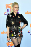 GwenStefani_2017KCA_BlackOutfit_HQPicsSpace_750e8222207f51a865