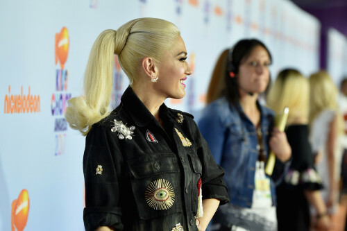 GwenStefani_2017KCA_BlackOutfit_HQPicsSpace_76b44ad6054a568a3f.jpeg
