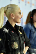 GwenStefani_2017KCA_BlackOutfit_HQPicsSpace_76b44ad6054a568a3f