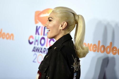 GwenStefani_2017KCA_BlackOutfit_HQPicsSpace_770b558ed91aae4cad.jpeg