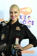 GwenStefani_2017KCA_BlackOutfit_HQPicsSpace_783276cd82b3469b76