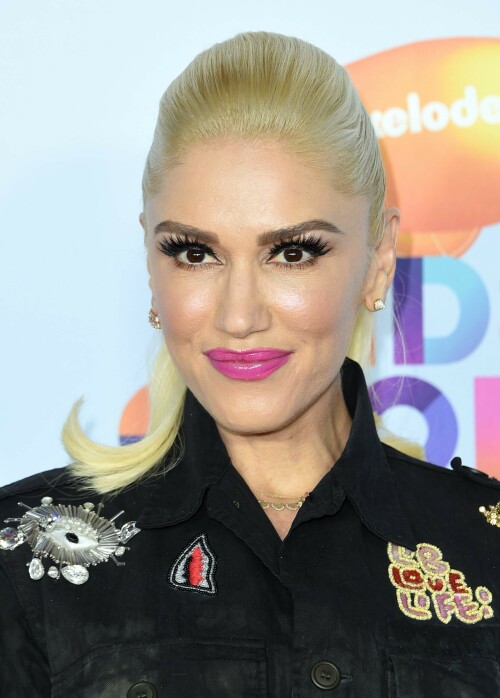 GwenStefani_2017KCA_BlackOutfit_HQPicsSpace_7e90bc523d3b09fb0.jpeg