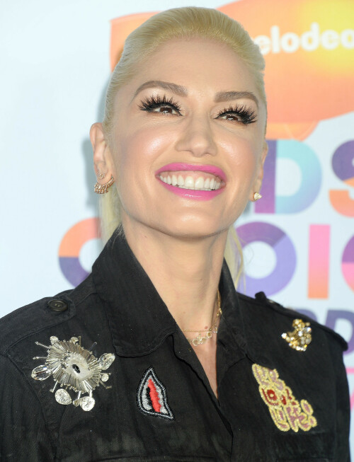 GwenStefani_2017KCA_BlackOutfit_HQPicsSpace_82384c25c733176ba0.jpeg