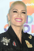 GwenStefani_2017KCA_BlackOutfit_HQPicsSpace_82384c25c733176ba0