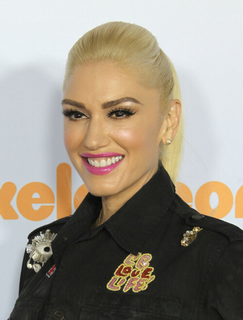 GwenStefani_2017KCA_BlackOutfit_HQPicsSpace_85e1ead61c646379f4.jpeg