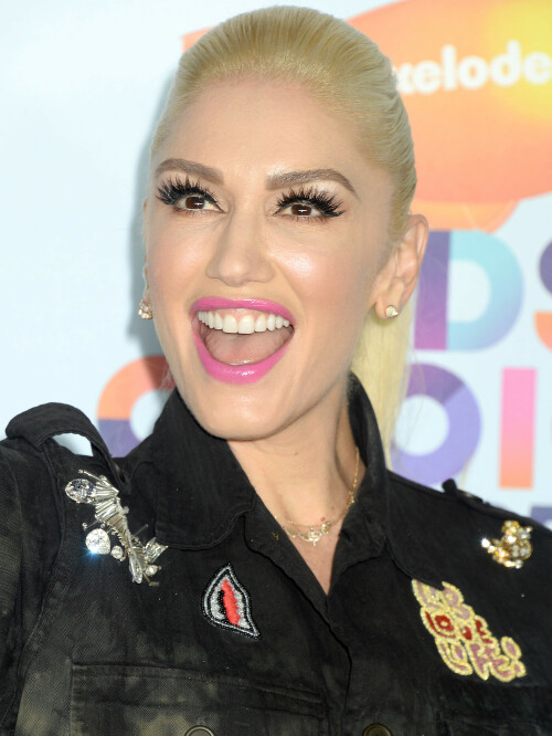 GwenStefani_2017KCA_BlackOutfit_HQPicsSpace_87643b1c2f58cd2a28.jpeg