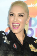 GwenStefani_2017KCA_BlackOutfit_HQPicsSpace_87643b1c2f58cd2a28