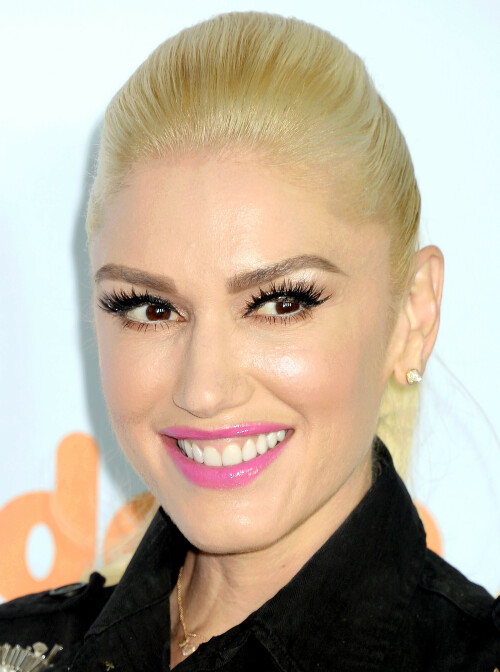 GwenStefani_2017KCA_BlackOutfit_HQPicsSpace_882654aca2dd12df36.jpeg