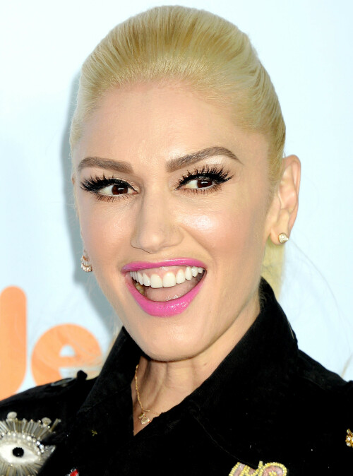 GwenStefani_2017KCA_BlackOutfit_HQPicsSpace_90a3641a157831b40e.jpeg