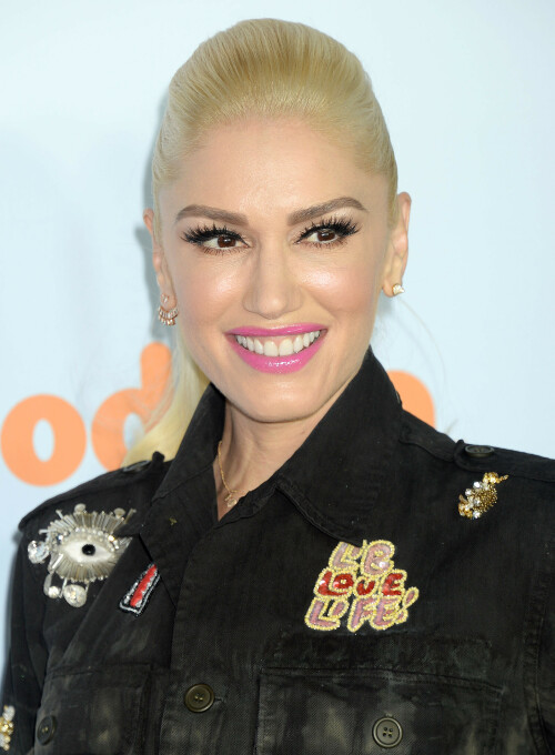 GwenStefani_2017KCA_BlackOutfit_HQPicsSpace_91bf015a5592266fd9.jpeg