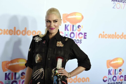 GwenStefani_2017KCA_BlackOutfit_HQPicsSpace_97204ff479c0e872ec.jpeg