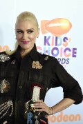GwenStefani_2017KCA_BlackOutfit_HQPicsSpace_97204ff479c0e872ec