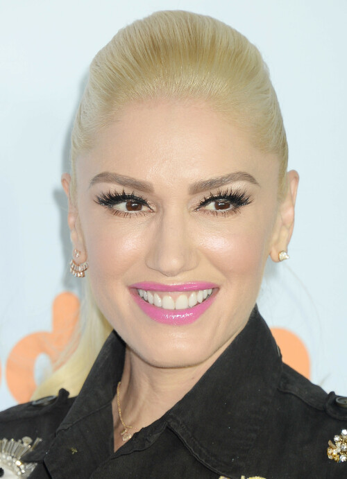 GwenStefani_2017KCA_BlackOutfit_HQPicsSpace_99e5ba5587c3dc0078.jpeg