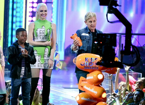 GwenStefani_2017KCA_GreenOutfit_HQPicsSpace_108e798a624bee8c0e.jpeg
