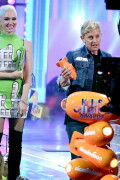 GwenStefani_2017KCA_GreenOutfit_HQPicsSpace_108e798a624bee8c0e