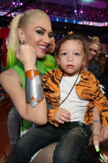 GwenStefani_2017KCA_GreenOutfit_HQPicsSpace_1155c59ff32581947b