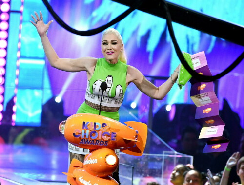 GwenStefani_2017KCA_GreenOutfit_HQPicsSpace_139e9c7802f85dbb16.jpeg