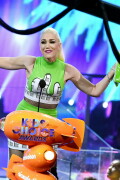 GwenStefani_2017KCA_GreenOutfit_HQPicsSpace_139e9c7802f85dbb16