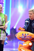 GwenStefani_2017KCA_GreenOutfit_HQPicsSpace_14dcf18d6dbeabec54