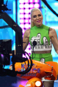 GwenStefani_2017KCA_GreenOutfit_HQPicsSpace_1674f2523679618b28
