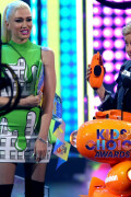 GwenStefani_2017KCA_GreenOutfit_HQPicsSpace_17fee82ee129a66778