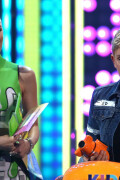 GwenStefani_2017KCA_GreenOutfit_HQPicsSpace_18906df1d961ffd85f
