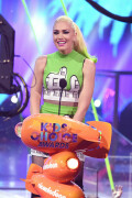 GwenStefani_2017KCA_GreenOutfit_HQPicsSpace_1914ee445b0c21fed3