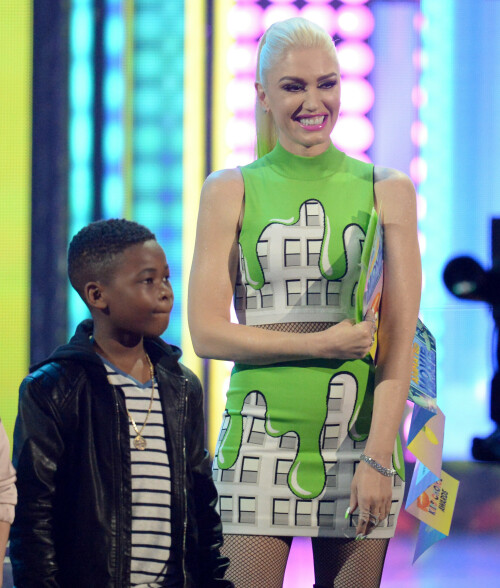 GwenStefani_2017KCA_GreenOutfit_HQPicsSpace_207ab7f62c5a7254df.jpeg