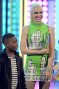 GwenStefani_2017KCA_GreenOutfit_HQPicsSpace_207ab7f62c5a7254df