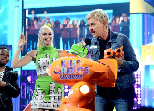 GwenStefani_2017KCA_GreenOutfit_HQPicsSpace_21c128d6973baa3512.jpeg