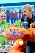 GwenStefani_2017KCA_GreenOutfit_HQPicsSpace_21c128d6973baa3512