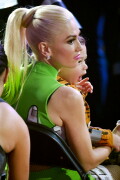 GwenStefani_2017KCA_GreenOutfit_HQPicsSpace_227ea3cebaf29ea327
