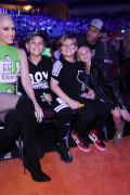 GwenStefani_2017KCA_GreenOutfit_HQPicsSpace_23e3784ea0acb87096