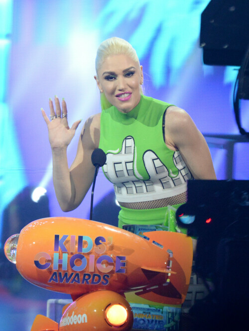 GwenStefani_2017KCA_GreenOutfit_HQPicsSpace_2472246a92be2ded2c.jpeg