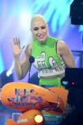 GwenStefani_2017KCA_GreenOutfit_HQPicsSpace_2472246a92be2ded2c