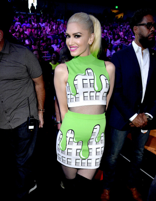 GwenStefani_2017KCA_GreenOutfit_HQPicsSpace_2674db584dd6ea2e18.jpeg
