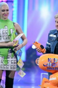 GwenStefani_2017KCA_GreenOutfit_HQPicsSpace_273207e74a1a64a844
