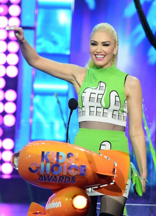 GwenStefani_2017KCA_GreenOutfit_HQPicsSpace_3028de4d85adb2be16.jpeg