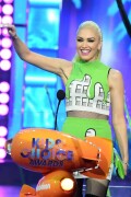 GwenStefani_2017KCA_GreenOutfit_HQPicsSpace_3028de4d85adb2be16