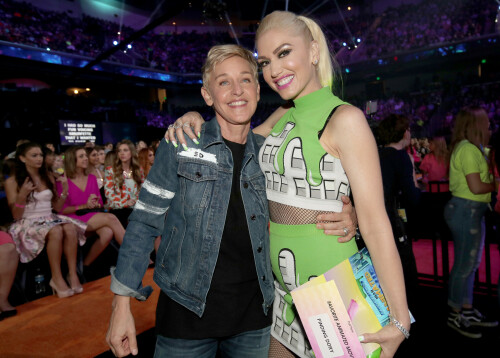 GwenStefani_2017KCA_GreenOutfit_HQPicsSpace_3237a23ce106a72c50.jpeg