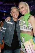 GwenStefani_2017KCA_GreenOutfit_HQPicsSpace_3237a23ce106a72c50